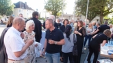 Angeregte Gespräche nach dem Konzert bei einem kühlen Orgeltropfen an einem lauen Frühsommerabend auf dem Kesselstädter Kirchplatz